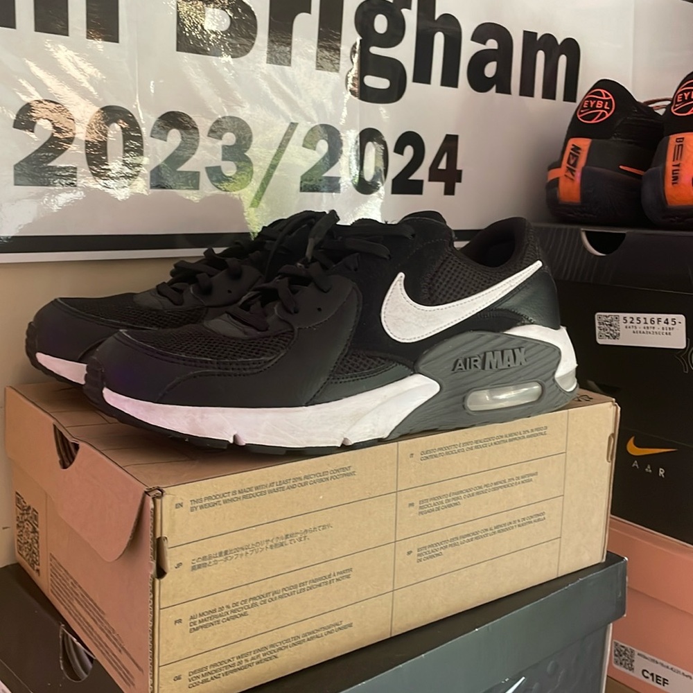 Black Nike air max